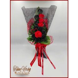 Fekete piros rózsákból álló szappanvirág örökcsokor 