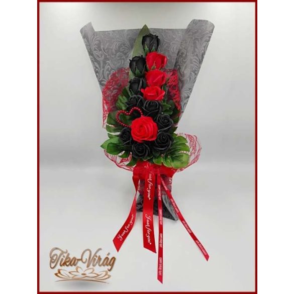 Fekete piros rózsákból álló szappanvirág örökcsokor 