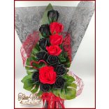 Fekete piros rózsákból álló szappanvirág örökcsokor 