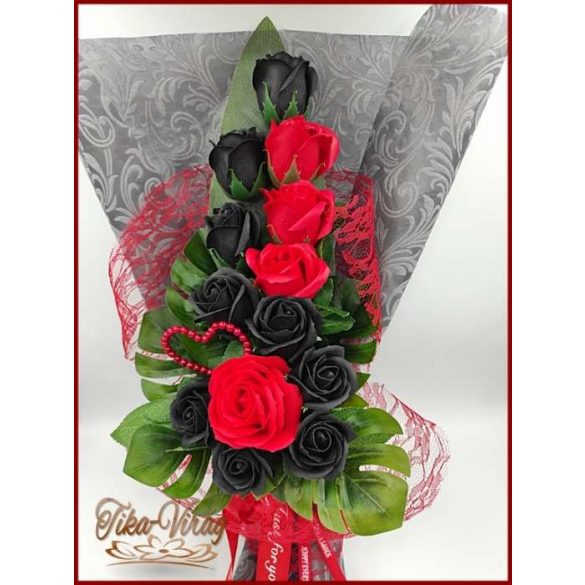 Fekete piros rózsákból álló szappanvirág örökcsokor 