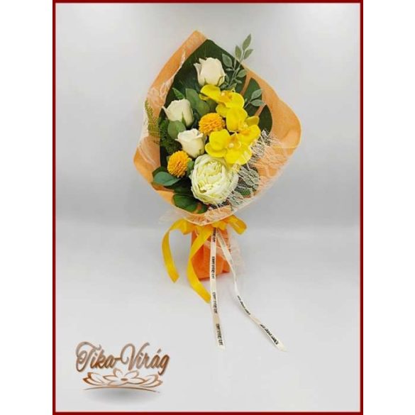 Sárga orchideák, dália - ekrü rózsák és peónia szappan-virág csokor 