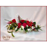 Virágtál Szívvel-Piros rózsákkal Fehér Orchideával 