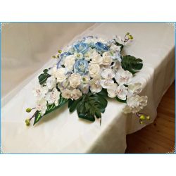 Fehér orchideás-kék rózsás örök-asztaldísz 