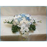 Fehér orchideás-kék rózsás örök-asztaldísz 