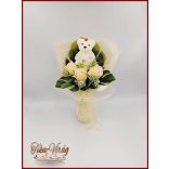 Ekrü maci 3 szál szappan-rózsával 