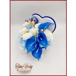 Virág-box 6 szál fehér szappanrózsával és Király-kék kálával 