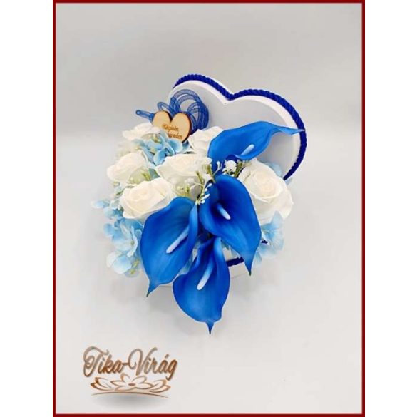 Virág-box 6 szál fehér szappanrózsával és Király-kék kálával 