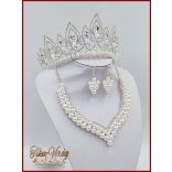 Korona fehér gyöngyökkel díszített + hozzá illő nyakék-szett variáció 180528.