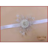 Ekrü rózsás csuklódísz fehér gyöngyökkel