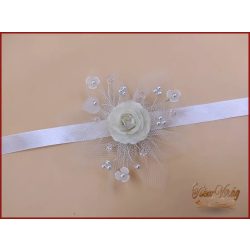 Ekrü rózsás csuklódísz fehér gyöngyökkel