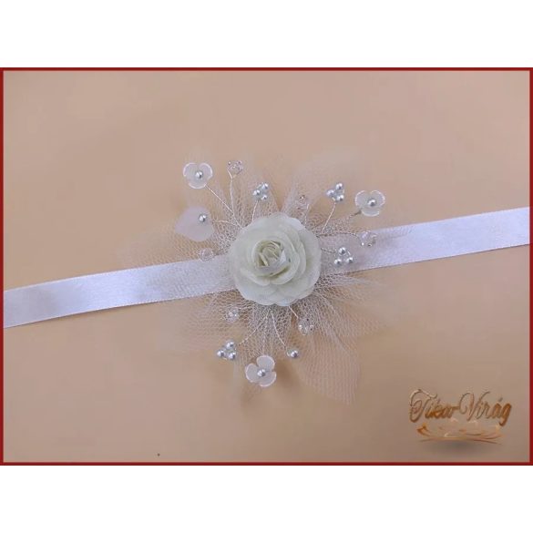 Ekrü rózsás csuklódísz fehér gyöngyökkel