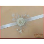 Ekrü rózsás csuklódísz fehér gyöngyökkel