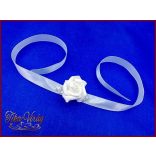 Csuklódísz fehér rózsa-világoskék szalagon 