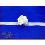 Csuklódísz fehér rózsa-világoskék szalagon 