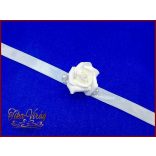 Csuklódísz fehér rózsa-világoskék szalagon 