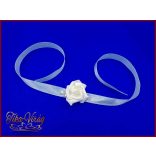 Csuklódísz fehér rózsa-világoskék szalagon 