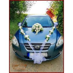 Puder rózsa-fehér kálákkal autódísz 