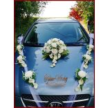 Puder rózsa-fehér kálákkal autódísz 