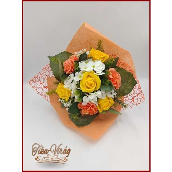 Rózsa-hortenzia-azálea szappan-virágokból álló csokor 