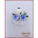 Fehér rózsa kék rózsa díszítésű kitűző, bokréta 