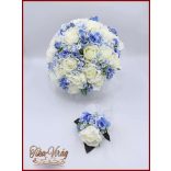 25 szálas fehér rózsa kék rózsás díszítésű örökcsokor kitűzővel 