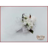 Fehér rózsás-ezüst díszítésű kitűző, bokréta 