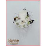 25 szálas fehér rózsás-ezüst díszítésű örök-csokor + kitűzővel 