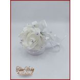 7 virágos 7 felé-szétrepülő dobócsokor fehér-rózsákból ezüst díszítéssel 