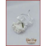 7 virágos 7 felé-szétrepülő dobócsokor fehér-rózsákból ezüst díszítéssel 