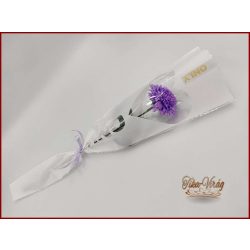 Lila színű szappanszegfű díszcsomagolásban 