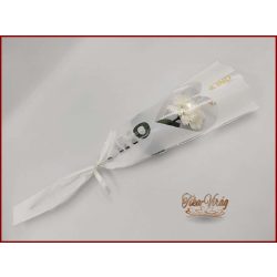 Ekrü színű szappanszegfű díszcsomagolásban 