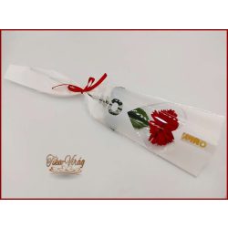 Piros színű szappanszegfű díszcsomagolásban 