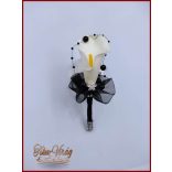 Fehér Kála- fekete díszítéssel kitűző, bokréta 