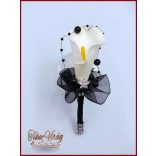 24 virágos Fehér Kála örök-csokor fekete díszítéssel + kitűzővel 