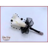 24 virágos Fehér Kála örök-csokor fekete díszítéssel + kitűzővel 