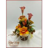 Narancs színeiben pompázó ikebana 