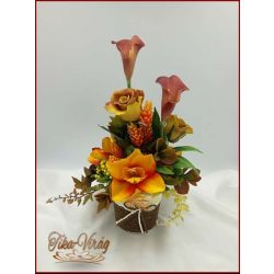 Narancs színeiben pompázó ikebana 