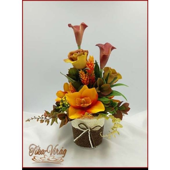 Narancs színeiben pompázó ikebana 