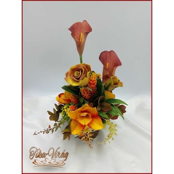 Narancs színeiben pompázó ikebana 