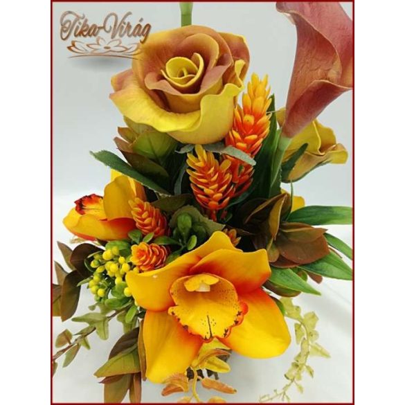 Narancs színeiben pompázó ikebana 