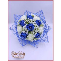   Ballagási örök csokor – kék és fehér rózsás egyedi ajándék