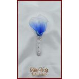 White-Blue, Kék-fehér kálás kitűző, bokréta 