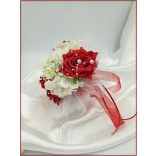 Piros rózsa örök-csokor fehér díszítéssel 204825_1.