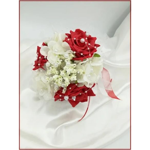 Piros rózsa örök-csokor fehér díszítéssel 204825_1.