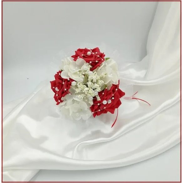 Piros rózsa örök-csokor fehér díszítéssel 204825_1.