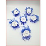 Királykék-fehér rózsás csuklódísz 