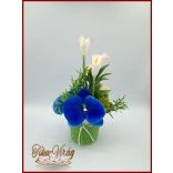 Kék-orchideás-rózsaszín kálás-rózsás ikebana 