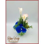 Kék-orchideás-rózsaszín kálás-rózsás ikebana 