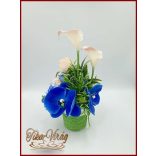 Kék-orchideás-rózsaszín kálás-rózsás ikebana 