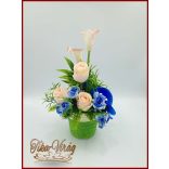 Kék-orchideás-rózsaszín kálás-rózsás ikebana 